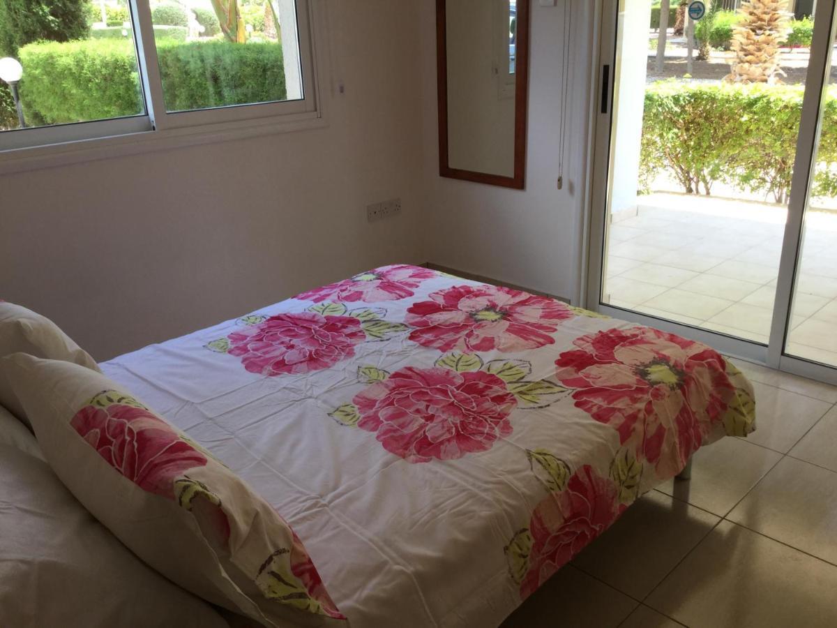 Poolside 2 Bedroom Apt, Paphos Riviera, Universal Area Kültér fotó