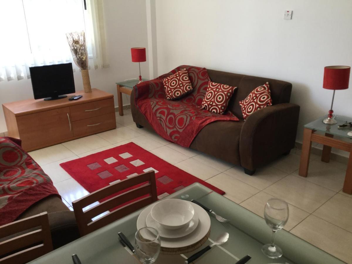 Poolside 2 Bedroom Apt, Paphos Riviera, Universal Area Kültér fotó